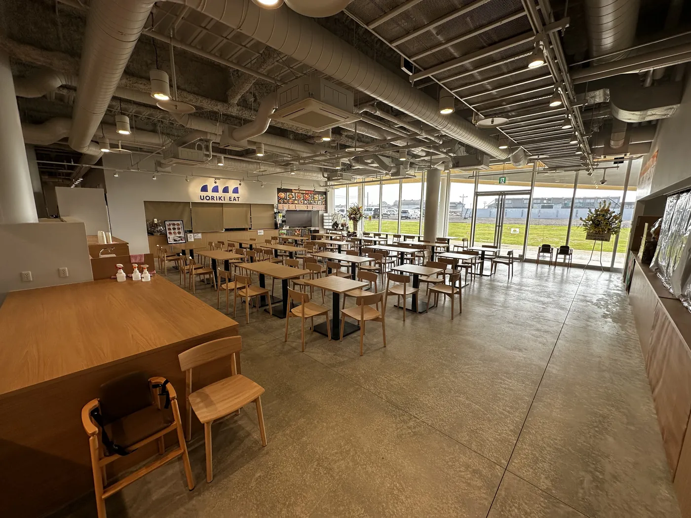 道の駅店舗運営事業部イメージ(フードコート UORIKI EAT 内観)