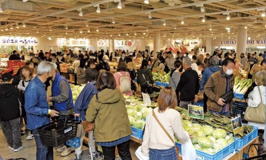 道の駅かみみねの直売所でにぎわう地元のお客さん(特産品開発・地域通貨事業部イメージ)