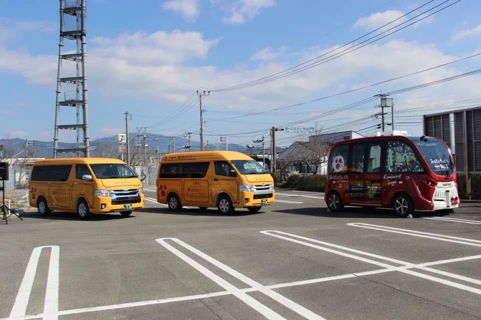 上峰町を走るコミュニティバスと自動運転バス